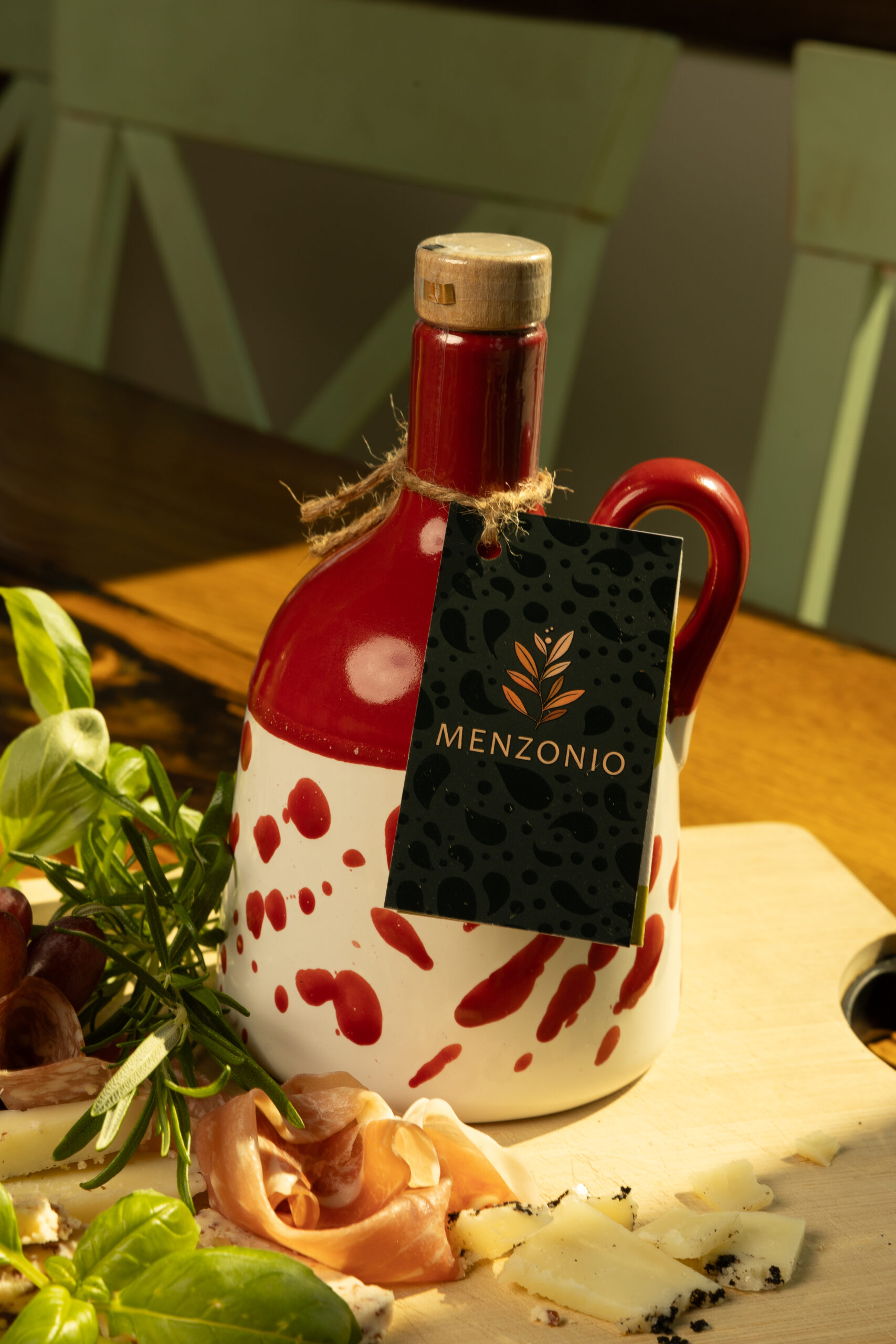 Oliwa z oliwek w bordowej ceramice Menzonio Claret - obrazek 3