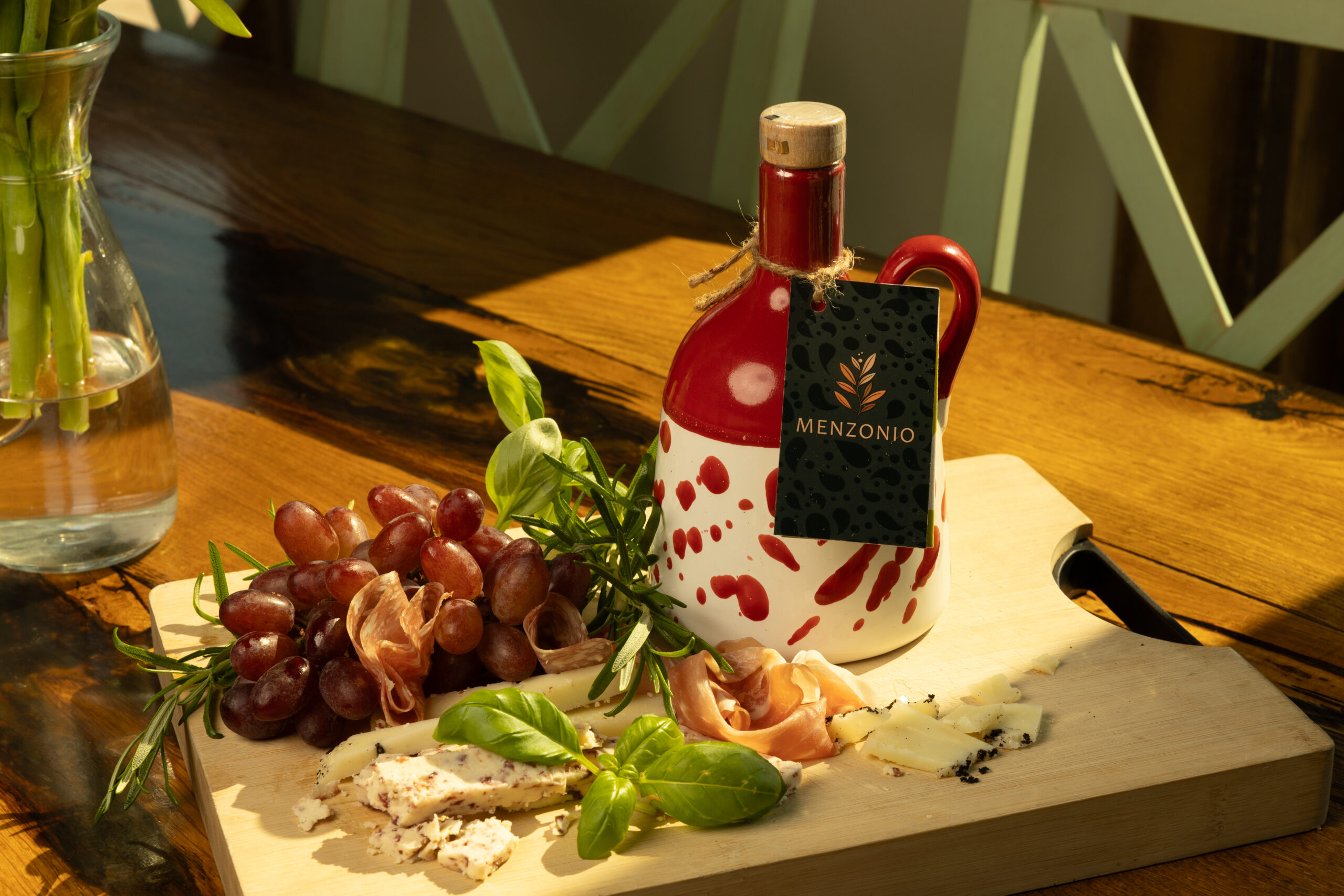 Oliwa z oliwek w bordowej ceramice Menzonio Claret - obrazek 4