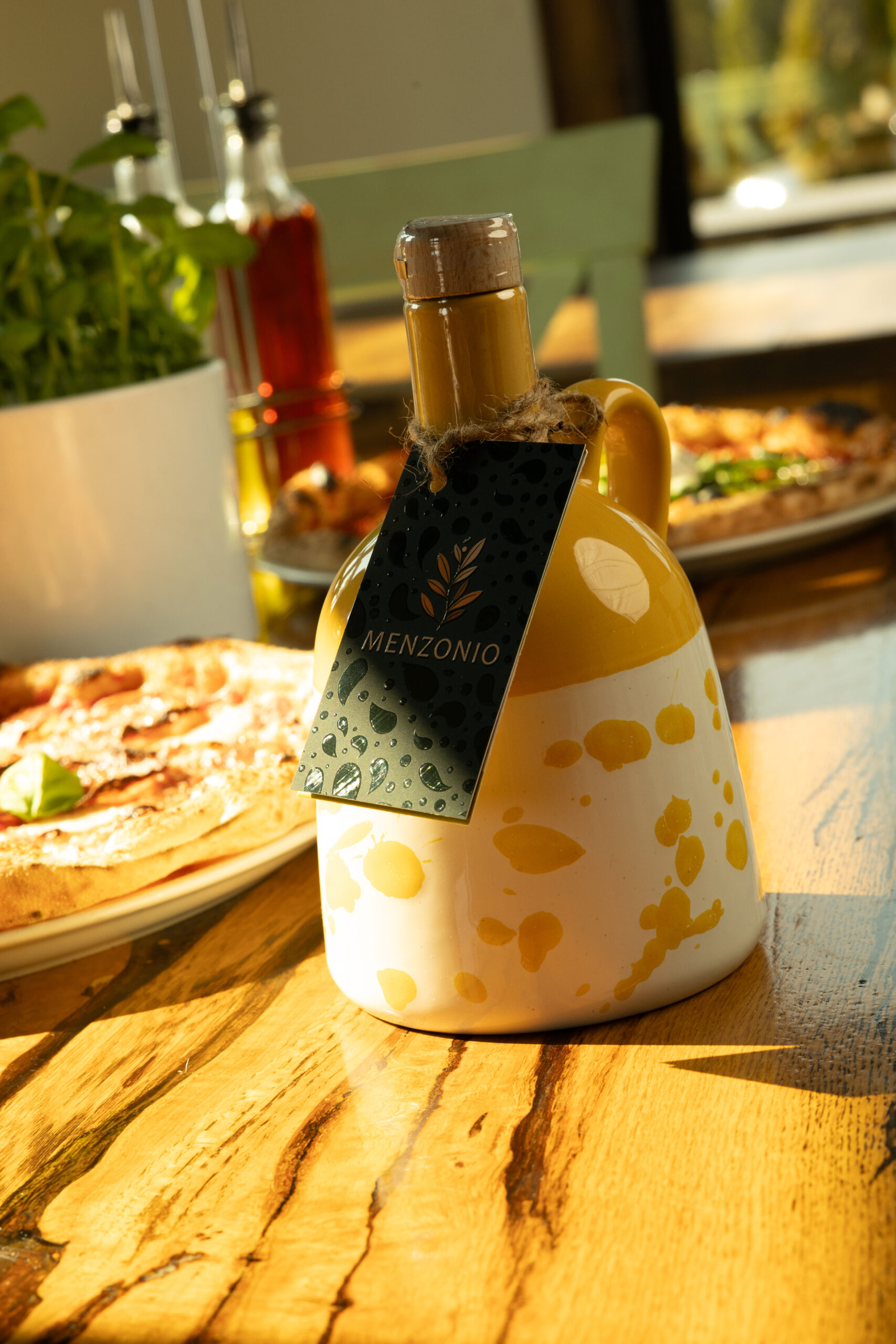 Oliwa z oliwek w żółtej ceramice Menzonio Yellow - obrazek 2
