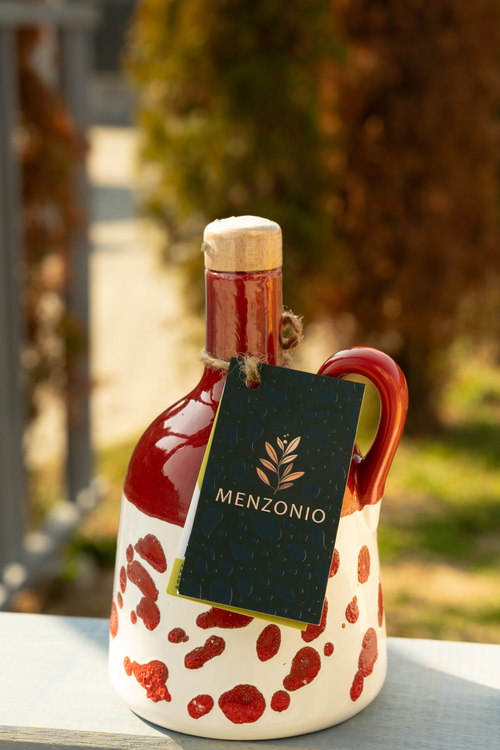 Oliwa z oliwek w bordowej ceramice Menzonio Claret - obrazek 2